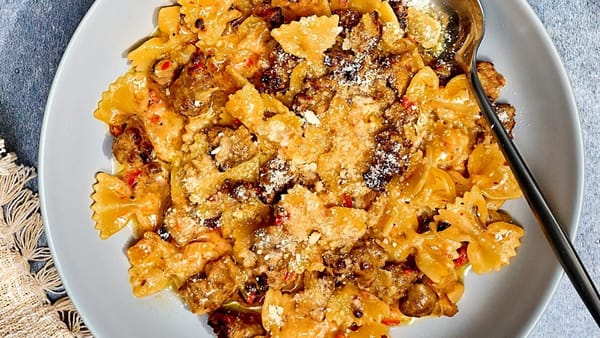 Domatesli Krema Soslu Farfalle (Yaz Makarnası)